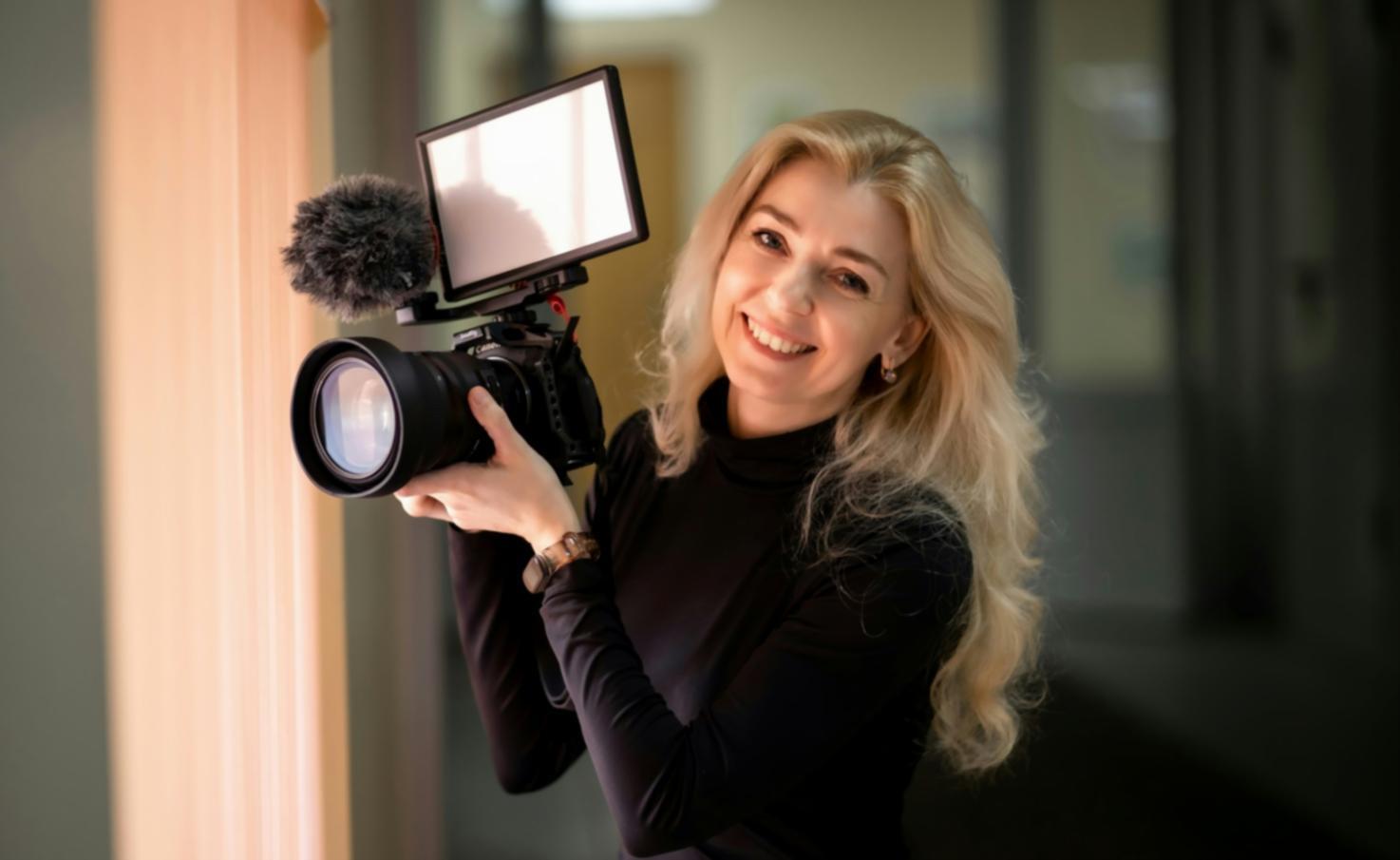 Fortgeschrittene Farbkorrektur-Techniken auf professionellem Monitor